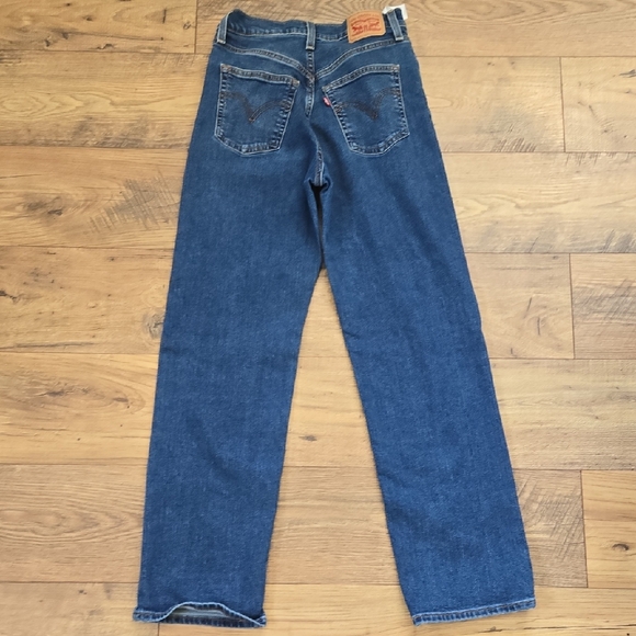 Levi's Women's Straight Leg Jeans in Medium Blue Wash - Picture 3 of 3